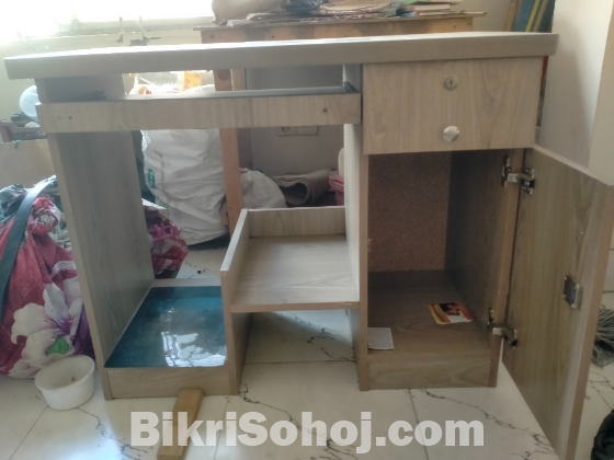 কম্পিউটার সেটআপ টেবিল